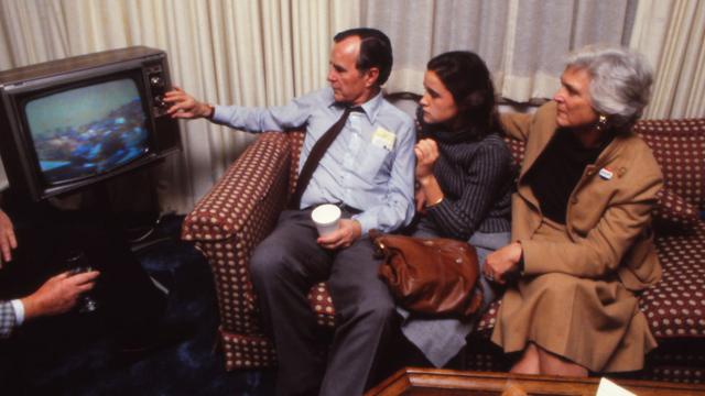 La familia Bush mira la televisión