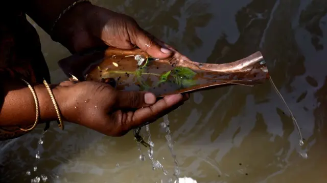 ভারতে এখনও বহু জায়গায় অনেক মানুষ ভূত প্রেতে বিশ্বাস করেন এবং ভূতের ভয় তাড়াতে নানা আচার পালন করেন। (ফাইল ছবি)