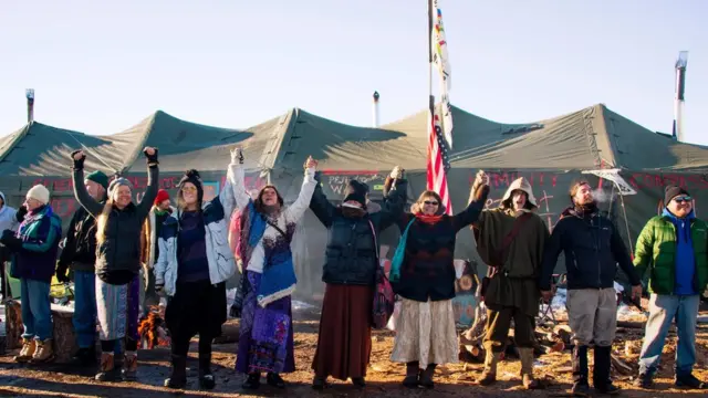 Kararı kutlayan göstericiler