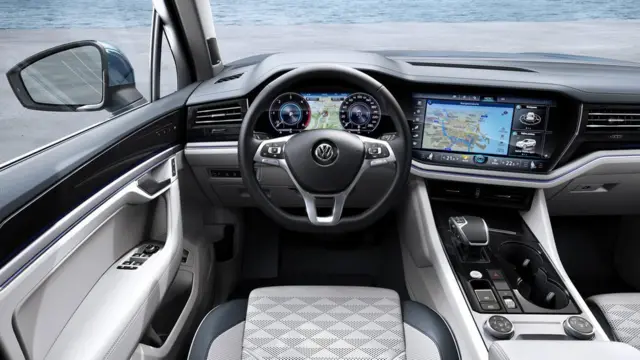 اطلاعات ماشین از طریق دو نمایشگر ۱۵ و ۱۲ اینچی در اختیار راننده قرار میگیرد