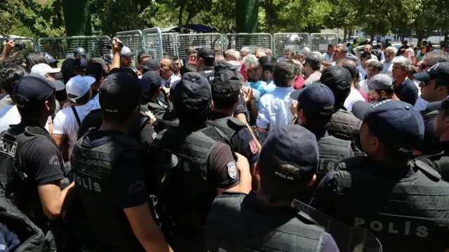 Parka girmek isteyenler ile onlara engel olan polis arasında zaman zaman gerilim yükseliyor