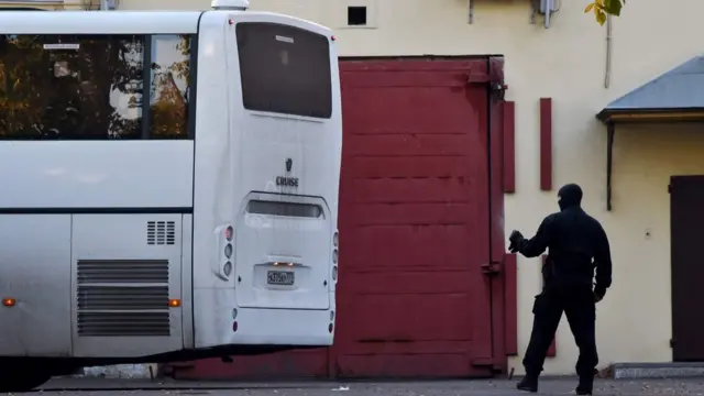 охранник у автобуса