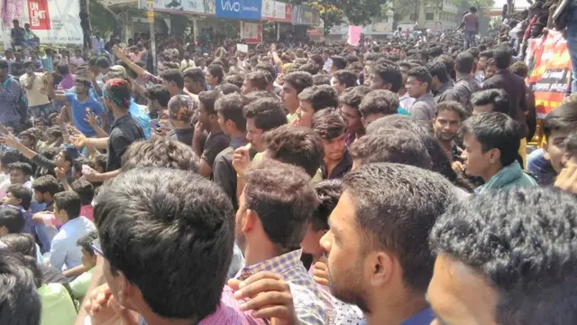 மதுரையில் நடந்த ஜல்லிக்கட்டு போராட்டத்தில் திரண்ட இளைஞர்கள் கூட்டம்