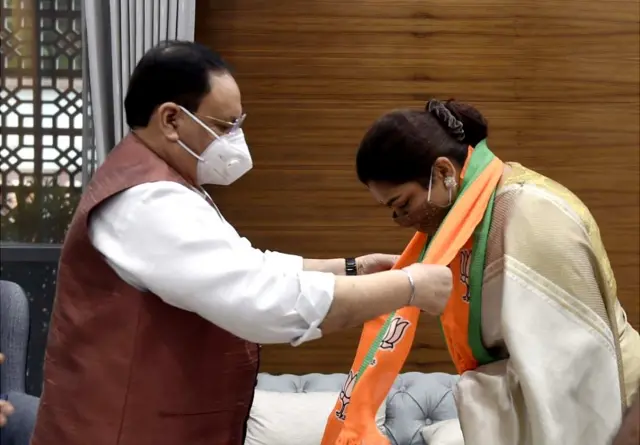 ఖుష్బూకు బీజేపీ కండువా కప్పుతున్న పార్టీ అధ్యక్షుడు జేపీ నడ్డా