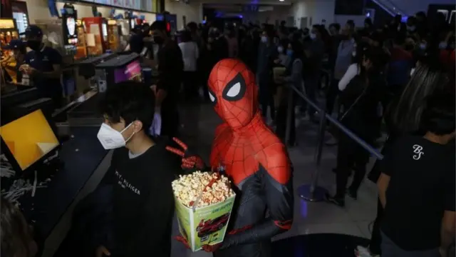 Personas en una fila de un cine