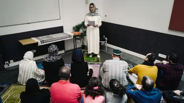 صلاة الجمعة في إحدى القاعات بمدينة باريس يوم 21 فبراير تؤمها كاهنة بهلول