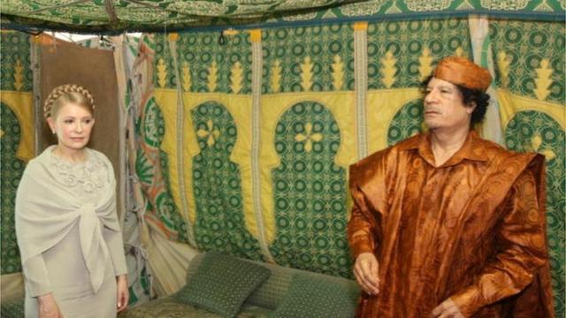 В поисках альтернативных российским энергоносителей в мае 2009-го ЮлияТимошенко посещает ливийского лидера Каддафи, убитого в 2011 году во время "арабской весны"