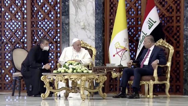 بغداد - عقد البابا اجتماعا مع رئيس الوزراء العراقي في مطار بغداد