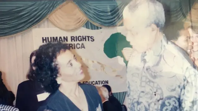 ኣበባ ተስፋጊዮርጊስ ምስ ነልሰን ማንዴላ ኣብ 1994 ኣብ ከተማ ደርባን