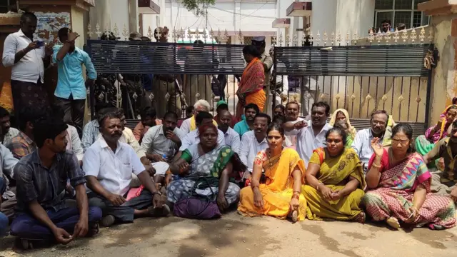 ఆందోళన చేస్తున్న బాధిత కుటుంబాలు