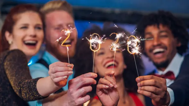 Amigos celebrando el el Año Nuevo.