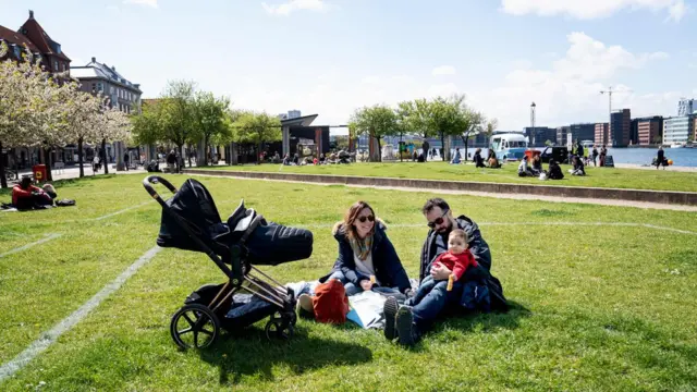 Пара с ребенком в Копенгагене