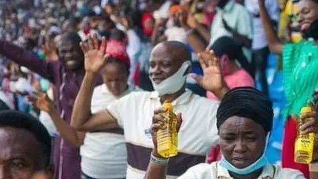 Awọn eeyan o n jọsin ni sọọsi