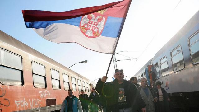 Hombre con bandera de Serbia.