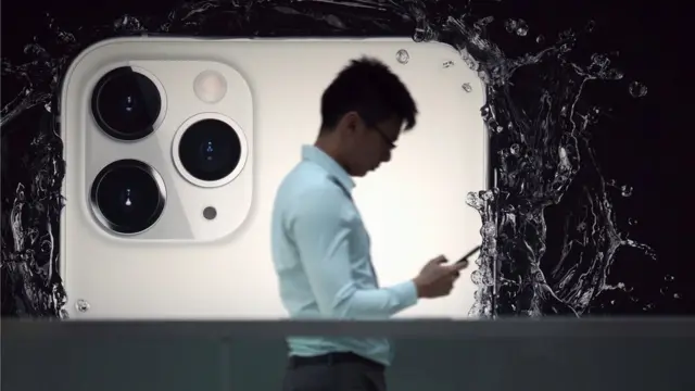 Un usuario con el nuevo iPhone 11 Pro Max