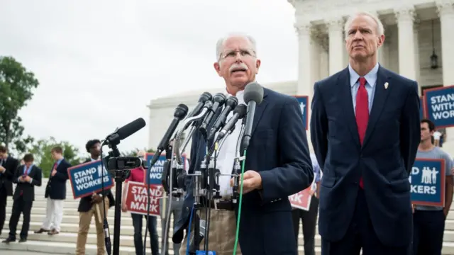 Марк Джанус выступает