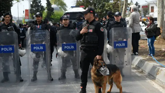 İstanbul'un şehir merkezindeki çok sayıda yol polis tarafından kapatıldı