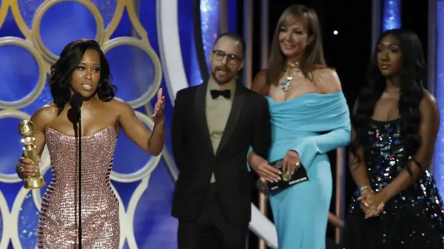 Regina King al recoger su Globo de Oro