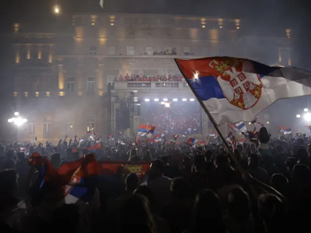 Za okupljene je priređen muzički program, a kada su svi sportisti izašli na terasu, zajedno su otpevali himnu Srbije