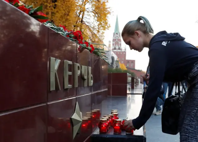 Цветы у мемориала