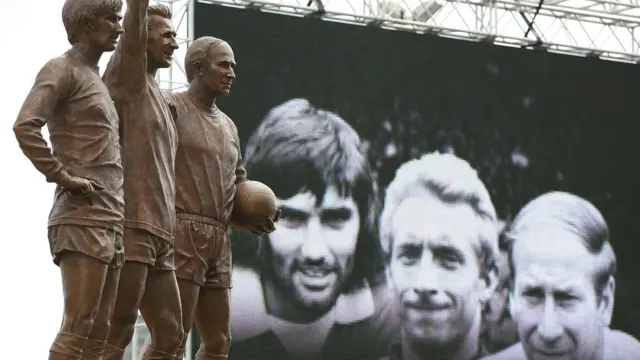 Statue Džordža Denisa Loua i Bobija Čarltona ispred Old Traforda