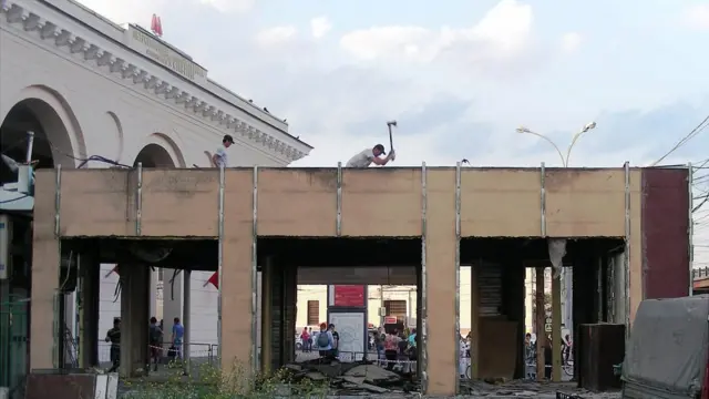 Снос павильона у метро