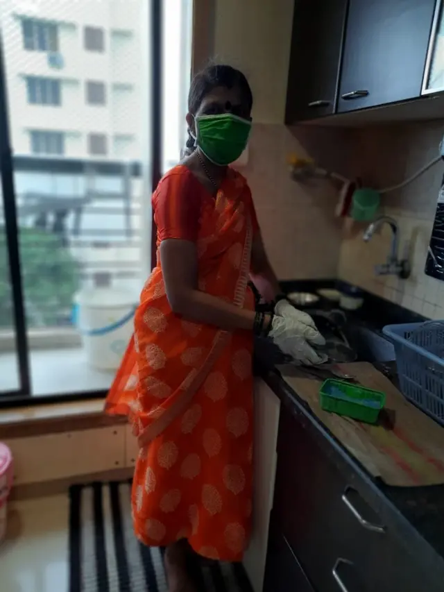 मास्क आणि ग्लोव्ह्स लावून काम करताना