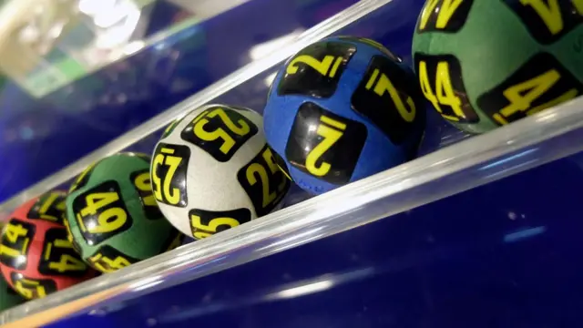 Bolitas de la lotería en un tubo