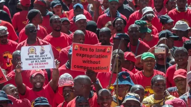 Des sud-africains soutenant la politique d'expropriation