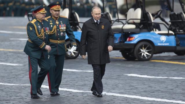 Генерал Салюков, министр Шойгу и президент Путин на параде 9 мая