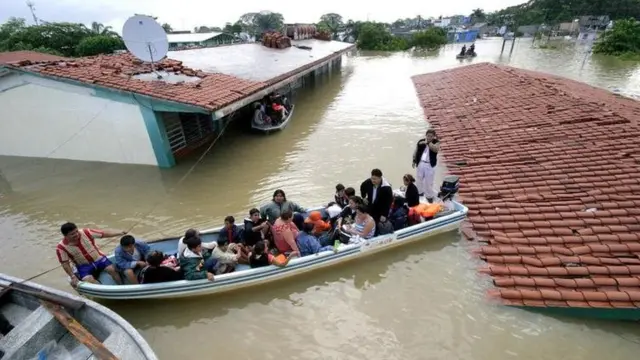 Personas rescatadas tras el paso del huracán Noel en Tabasco