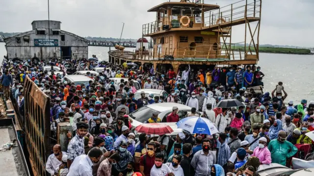 ঈদের আগে ফেরিঘাটের এই দৃশ্য দেখে বোঝার উপায় নেই যে বাংলাদেশে করোনাভাইরাসে কোন বিধিনিষেধ জারি রয়েছে।