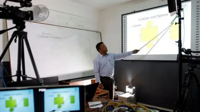 वैशाखमा शिक्षा मन्त्रालयले अनलाइन शिक्षाजस्ता कुनै पनि शीर्षकमा शुल्क नउठाउन भनेको थियो।