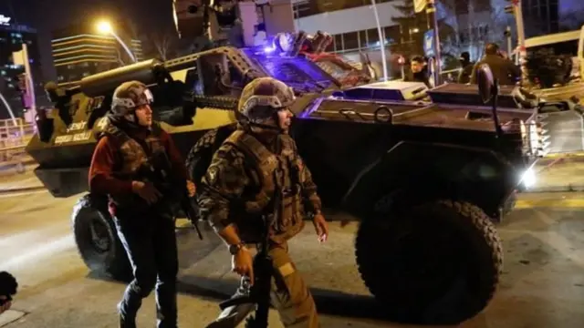 आर्ट गैलेरी के बाहर सुरक्षा बल