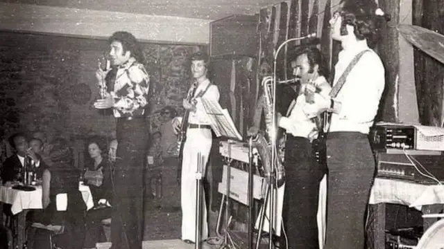 عميد الصاحب وفرقته في حفلة في اللاكبان