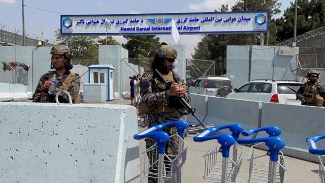 Силы "Талибана" охраняют вход в международный аэропорт имени Хамида Карзая в Кабуле, 31 августа 2021 года.