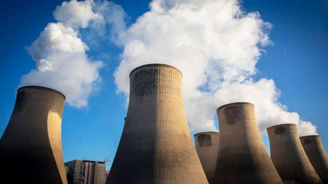 Planta de carbón emitiendo CO2