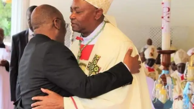 Rais John Pombe Magufuli akimpongeza aliyesimikwa kuliongoza jimbo kuu la kikatoliki la Arusha