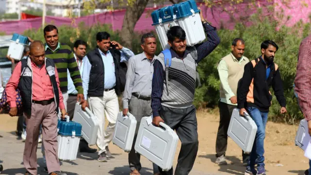 বিধানসভা নির্বাচনে জয়পুরে ইভিএম মেশিন পৌঁছনর কাজ চলছে। ৬ই ডিসেম্বর ২০১৮