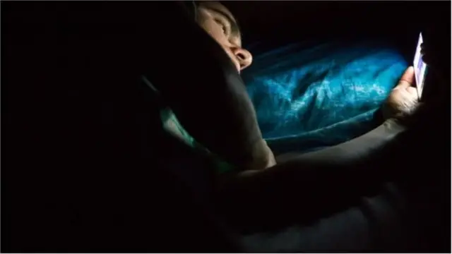 অনেকে রাত জেগে মোবাইলে ইন্টারনেটে সামাজিক যোগাযোগ মাধ্যমের ব্যবহার করছে যা নিয়ে উদ্বিগ্ন হয়ে পড়ছেন অভিভাবকরা