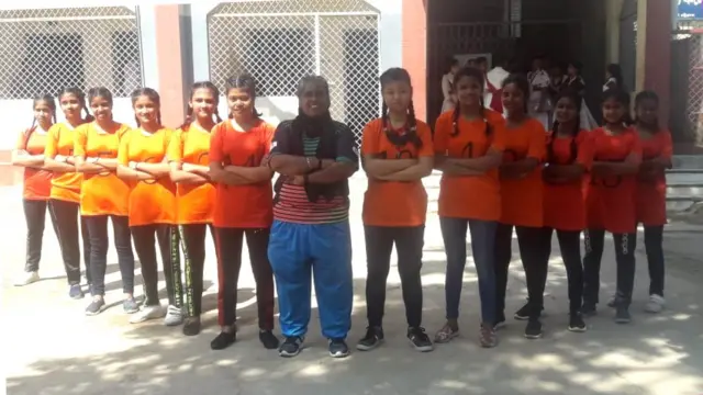 এয়াকুব আলী দোভাষ বালিকা উচ্চ বিদ্যালয়ের কাবাডি দলের সাথে জাহিদা পারভীন।