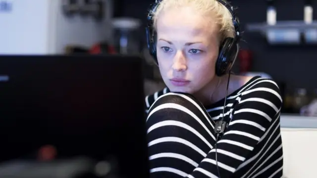 Mulher no computador