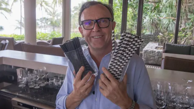 แอนโทนี ลาร์ก นายกสมาคมโรงแรมภูเก็ต แสดงหลอดกระดาษ และหลอดเยื่อไผ่ ที่โรงแรมหลายแห่งในภูเก็ตเริ่มเปลี่ยนมาใช้