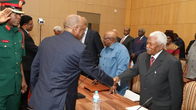 Dkt Magufuli akisalimiana na Rais Mstaafu Alhaj Ali Hassan Mwinyi