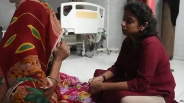 पीडितेच्या आईशी चर्चा करताना बीबीसी प्रतिनिधी दिव्या आर्य