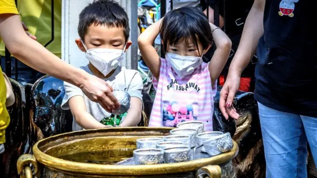 முகத்தை மூடிக் கொள்வதால் வைரஸ் பரவுவதைத் தடுத்துவிட முடியுமா?