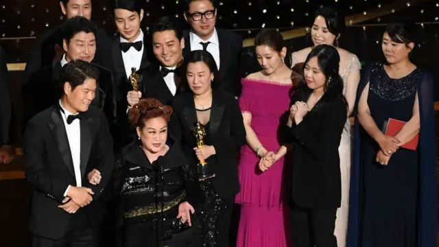 Miky Lee y el equipo de Parasite en los Oscar.