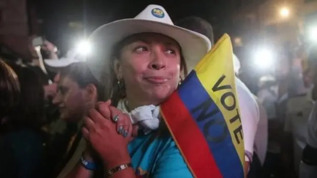 जनमत संग्रह के बाद खुशी जाहिर करती महिला.