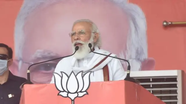 बिहार चुनाव: पीएम मोदी की सभा छोड़कर जाती भीड़ और मुक़ाबले में आता महागठबंधन