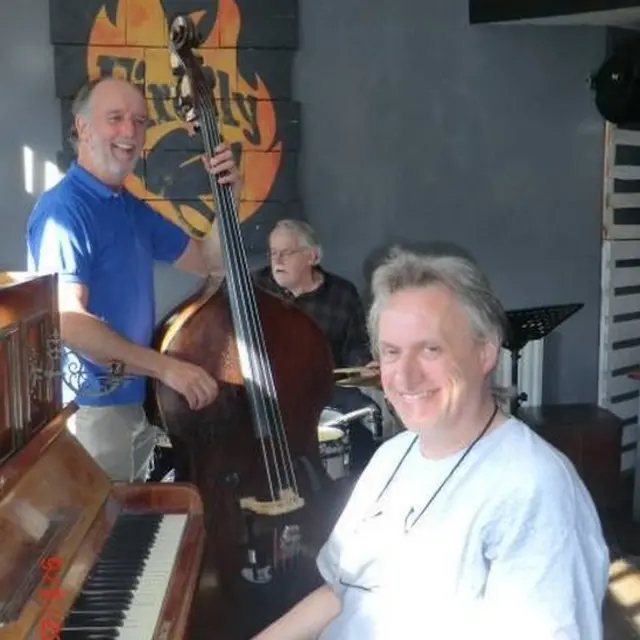 Simon bersama rekan-rekannya dalam grup jazz.